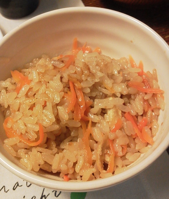 油揚げとにんじんの炊き込みご飯